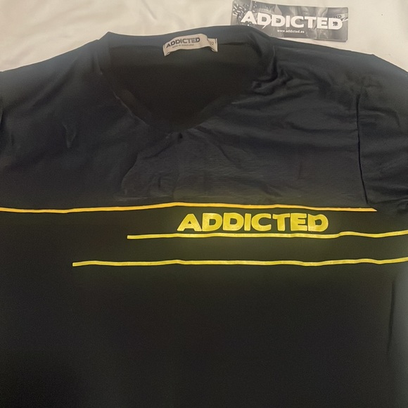 New Addicted black and yellow v neck tshirt - Picture 2 of 6
